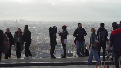 Los-Turistas-Se-Reúnen-En-El-Mirador-Panorámico-De-París,-Cerca-De-La-Plaza-Louise-Michel.