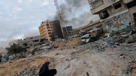 Zerbombte-Stadt-Mit-Brennenden-Gebäuden-In-Gaza,-Hand-Zeigt-Auf-Zerstörte-Gebäude