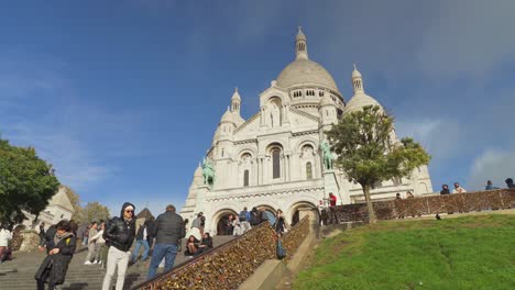 La-Basílica-Del-Sacré-Coeur-Situada-En-La-Cima-De-La-Colina-De-Montmartre,-Uno-De-Los-Puntos-Más-Altos-De-París.