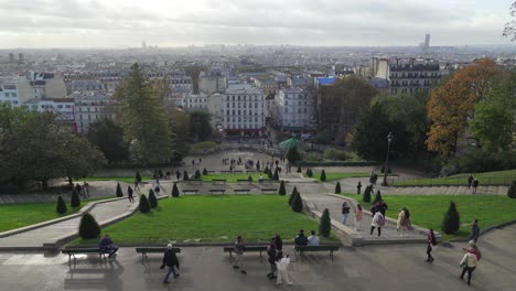 La-Gente-Se-Reúne-En-El-Mirador-De-París,-Cerca-De-La-Plaza-Louise-Michel.