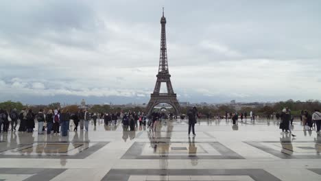 Pájaros-Volando-En-La-Plaza-Trocadero-Con-Gente-Caminando-Y-Mirando-La-Torre-Eiffel