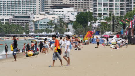 Einheimische-Und-Ausländische-Touristen-Spazieren,-Sonnenbaden-Und-Fotografieren-Am-Strand-Von-Pattaya-In-Der-Provinz-Chonburi-In-Thailand