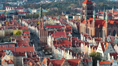 Drone-shot-of-old-town-in-Gdansk,-Poland-with-St