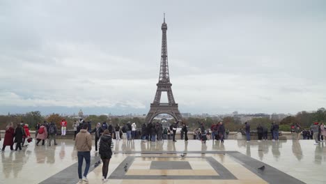 Eiffelturm-Vom-Nassen-Trocadero-Platz-Aus-Gesehen