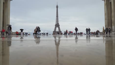 La-Imagen-De-La-Torre-Eiffel-Proyecta-El-Reflejo-Del-Suelo-Húmedo-En-La-Plaza-Trocadero