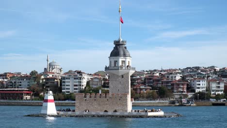 Vista-De-La-Torre-De-La-Doncella-Desde-Un-Ferry-En-Movimiento-En-El-Bósforo-De-Estambul