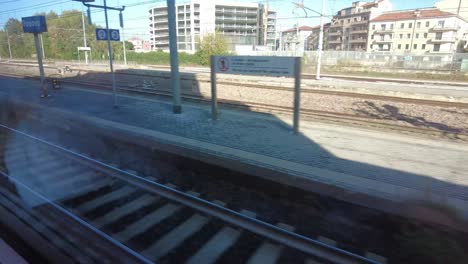 Blick-Auf-Den-Bahnsteig-Von-Padua,-Italien,-Aus-Dem-Inneren-Des-Zuges