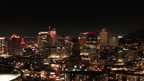 Toma-Aérea-De-Un-Dron-Del-Centro-De-Salt-Lake-City-Por-La-Noche