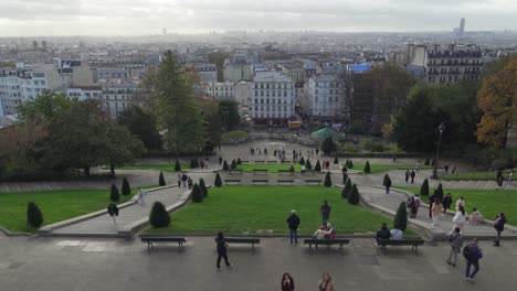 Turistas-Y-Parisinos-Se-Reúnen-En-El-Mirador-De-París,-Cerca-De-La-Plaza-Louise-Michel.