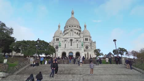 Die-Basilika-Sacré-Cœur-Begrüßt-Jedes-Jahr-Mehr-Als-10-Millionen-Besucher-Und-Ist-Damit-Das-Am-Zweithäufigsten-Besuchte-Religiöse-Gebäude-In-Frankreich