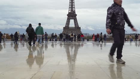 Un-Turista-Asiático-Se-Encuentra-En-La-Plaza-Trocadero-Y-Contempla-La-Torre-Eiffel.