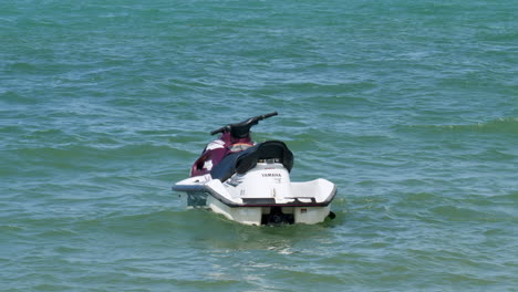 Jetski-Schaukelt-Im-Seichten-Wasser-Des-Strandes-Von-Pattaya-In-Der-Provinz-Chonburi-In-Thailand-Hin-Und-Her