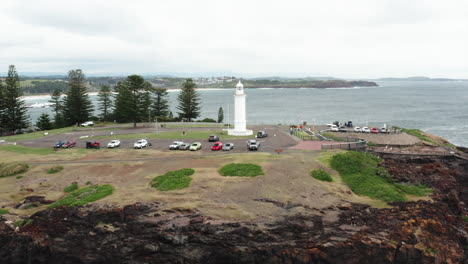 Aerial-drone-shot-descending-towards-Kiama-lighthouse,-south-coast-New-South-Wales,-Australia