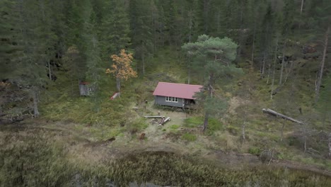 Vista-Aérea-Aislada-De-Una-Casa-En-Medio-De-Un-Bosque-En-Noruega