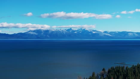 Vergrößerte-Aufnahme-Von-Lake-Tahoe-Mit-Bergen-In-Der-Ferne