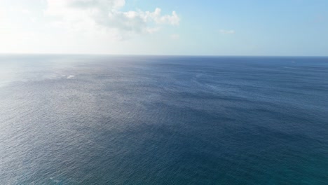 Ruhiges,-Beruhigendes-Wasser-Des-Karibischen-Ozeans,-Während-Sich-Sanftes-Sonnenlicht-über-Den-Zen-Blick-Ausbreitet