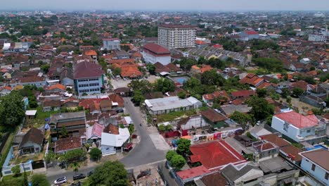 Congestionada-Ciudad-Adosada-De-Yogyakarta-Durante-El-Día-En-Indonesia