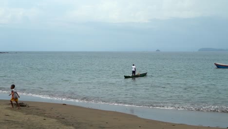 Hombre-Remando-Una-Canoa-En-La-Costa-Del-Pacífico-De-Colombia,-Bahía-Solano