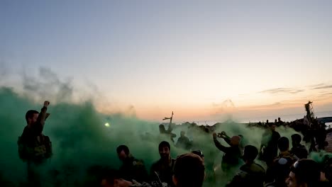 Israelische-Truppen-Feiern-Während-Einer-Pause-Im-Gazastreifen-Und-Zünden-Grünen-Rauch-Und-Leuchtraketen-An