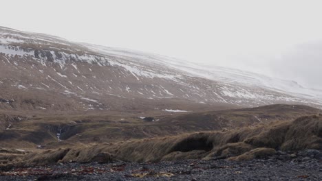 Majestätische-Verschneite-Gebirgslandschaft-Während-Eines-Hellen-Frühlingstages,-Island