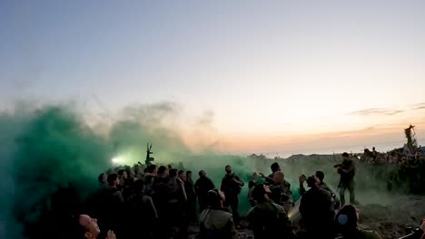 Tropas-Israelíes-Disfrutando-De-Un-Descanso-En-Una-Playa-De-Gaza-Provocando-Humo-Verde-Y-Bengalas.