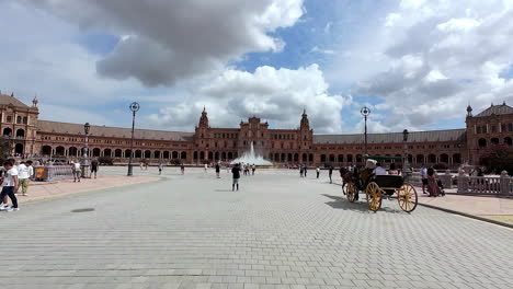 Plaza-De-España-En-Cámara-Lenta-En-Un-Hermoso-Día