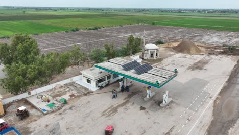 Luftaufnahme-Einer-Ländlichen-Tankstelle-In-Badin,-Pakistan