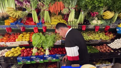 La-Persona-Está-Colocando-Frutas-Y-Verduras-En-Estantes-Impecables,-Lo-Que-Representa-El-Compromiso-De-Ofrecer-Opciones-Saludables-En-El-Supermercado-Local.