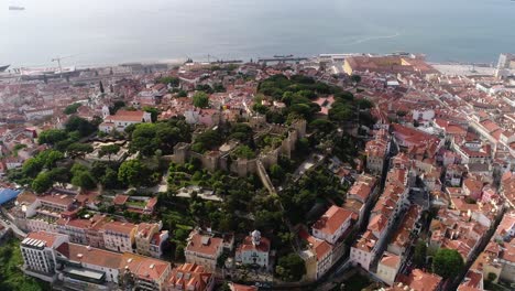 Panoramablick-Auf-Das-Wunderschöne-Stadtbild-Von-Lissabon-An-Sonnigen-Tagen,-Portugal