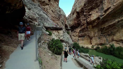 Ornithologisches-Observatorium-El-Cabrito,-Spanien-Mit-Touristen,-Die-Einen-Schutzhelm-Tragen