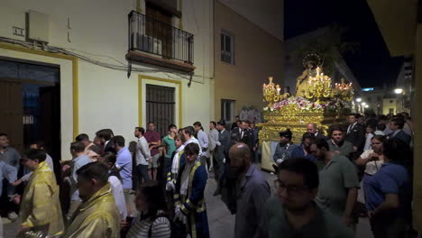 Religiöse-Paradeprozession-In-Den-Straßen-Von-Sevilla,-Spanien