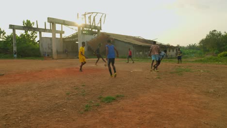 Demonstration-Von-Dribbling--Und-Passfähigkeiten-Als-Teamarbeit,-Bis-Sie-Sich-Dem-Tor-Nähern,-Gemeinschaftsfußballplatz,-Kumasi,-Ghana
