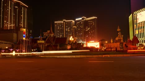Zeitraffer-Von-Autos,-Die-Nachts-Vor-Beleuchteten-Gebäuden-In-Kambodscha-Vorbeifahren