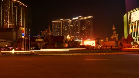 Timelapse-De-Autos-Por-La-Noche-Pasando-Frente-A-Edificios-Iluminados-En-Camboya