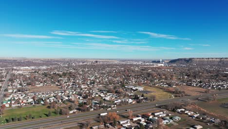 Drone-captures-the-scenic-charm-of-Billings,-Montana,-on-a-bright-and-sunny-day