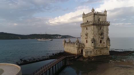 Vista-Aérea-De-La-Histórica-Torre-De-Belem-En-Lisboa,-Portugal.