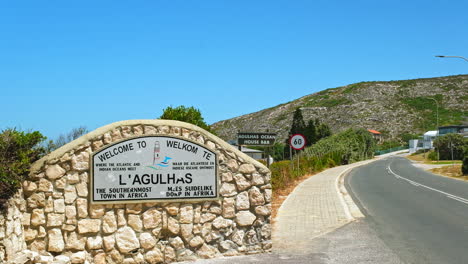 Wahrzeichen-Schild,-Das-Reisende-In-L&#39;Agulhas,-Der-Südlichsten-Stadt-Afrikas,-Willkommen-Heißt