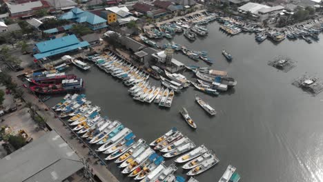 Luftaufnahme-Des-Hafens-Der-Insel-Tanjung-Pandan-Belitung-Voller-Kleiner-Boote