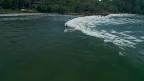 Drone-Aéreo-En-Cámara-Lenta-De-60-Fps-De-Una-Surfista-Caucásica-Atrapando-Y-Montando-Una-Ola-En-El-Sur-De-Sri-Lanka