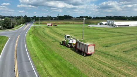 Feldhäcksler-Holt-Gehacktes-Heu-Zur-Herstellung-Von-Silage-Auf-Einem-Amerikanischen-Bauernhof-Ab