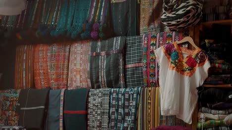 Textiles-Y-Tejidos-Guatemaltecos-En-La-Tienda-De-Souvenirs---Plano-Amplio
