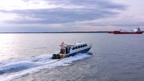 Speedboat-Cruising-Fast-Across-The-Waters-At-Dusk-In-Balikpapan,-Kalimantan,-Indonesia