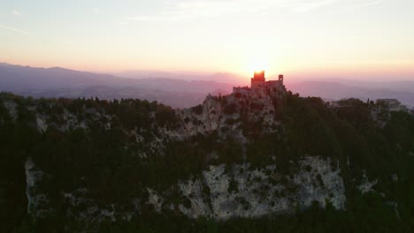 Drei-Türme-Von-San-Marino,-Italien,-Drohne-Bewegt-Sich-Bei-Sonnenuntergang-Nach-Oben