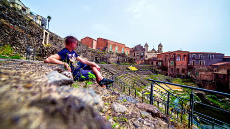 Timelapse-De-Un-Hombre-Descansando-En-Las-Ruinas-De-Un-Teatro-Romano-En-Sicilia.