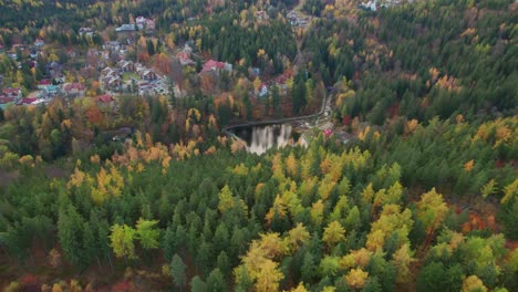 Karpacz,-Polen,-Łomnica-Staudamm-Drohne-Bewegt-Sich-Nach-Unten,-Nach-Unten-Geneigte-Ansicht,-Herbstlandschaft