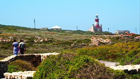 Familienspaziergänge-Am-Denkmal-An-Der-Südspitze-Von-Cape-Agulhas-In-Der-Nähe-Des-Berühmten-Leuchtturms