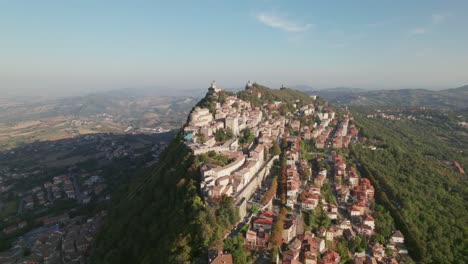 San-Marino,-Italia,-Ciudad-En-Una-Montaña,-Edificio-De-La-Ciudad,-Vista-Desplegable-Del-Dron