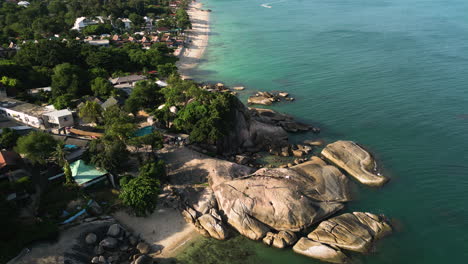 Luftaufnahme-Aus-Der-Vogelperspektive-Von-Lamai-Beach-Mit-Felsen-Und-Kreuzfahrtschiff-Auf-Dem-Meer-Bei-Sonnenuntergang,-Koh-Samui,-Thailand