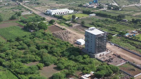 Luftbild-Drohnenkamera-Der-Stadt-Rajkot-Mit-360-Grad-Ansicht-Des-Im-Bau-Befindlichen-Gebäudes