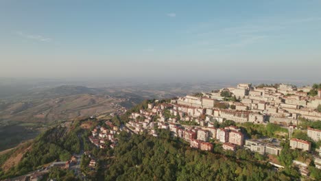 San-Marino,-Italia,-Ciudad-En-Una-Montaña,-Edificio-De-La-Ciudad,-Vista-De-órbita-De-Drones
